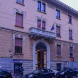 L�edificio, sviluppato su tre piani, presenta un ingresso caratterizzato da una solenne scalinata che conduce alle aule